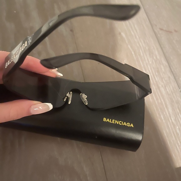 BALENCIAGA MONO RECTANGLE SUNGLASSES IN BLACK - Picture 4 of 11